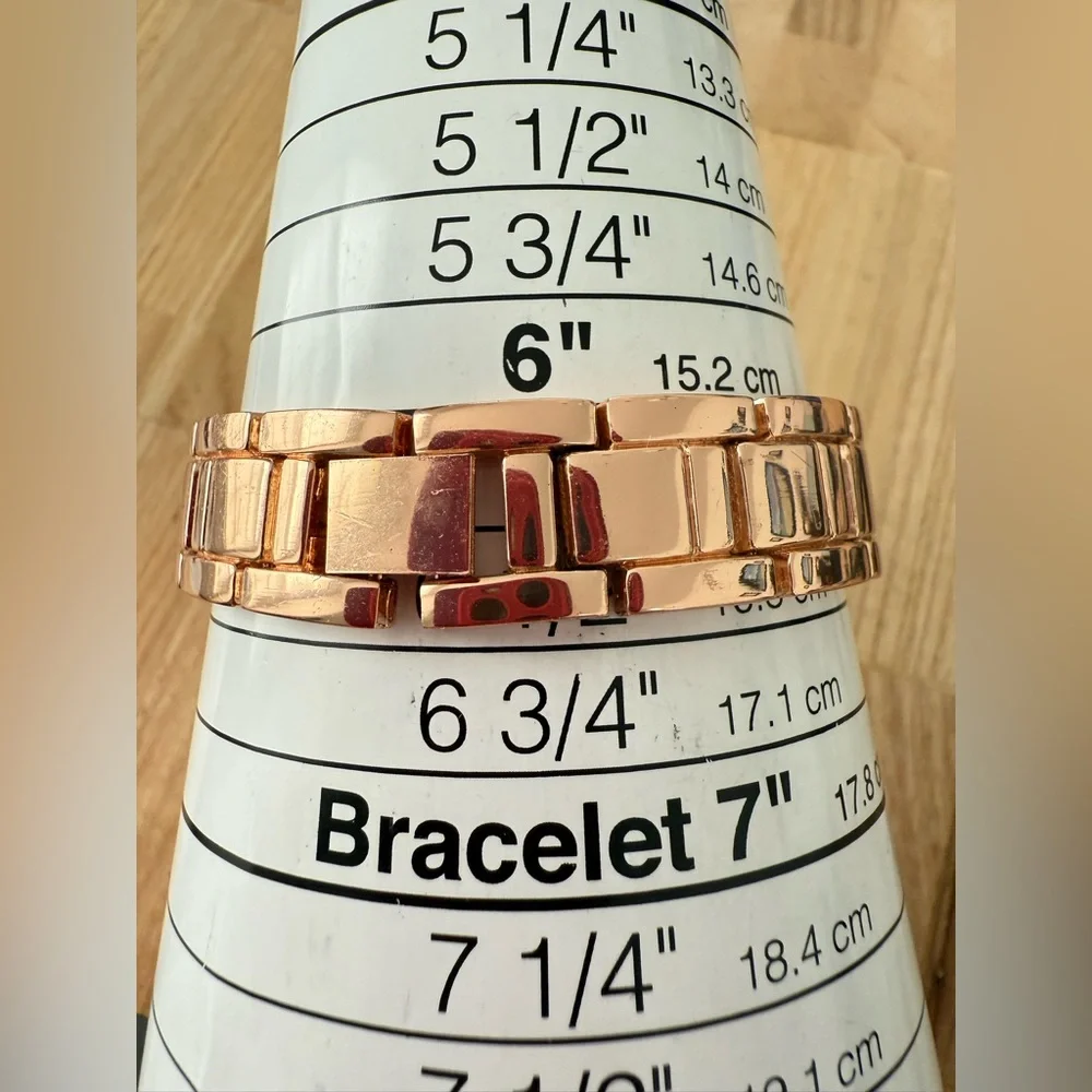 Ellen Tracy ladies rose gold tone fashion watch NEW BATTERY